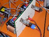 Der Versuchsaufbau des PCL86-Stereo-Röhrenverstärkers auf dem Labortisch - die Röhren und die Anschlüsse