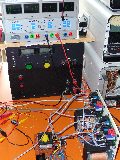 Der Versuchsaufbau des PCL86-Stereo-Röhrenverstärkers auf dem Labortisch - andere Perspektive