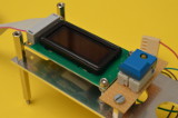 Das OLED-Display mit Leiterplattenverbinder auf der Trägerplatte montiert